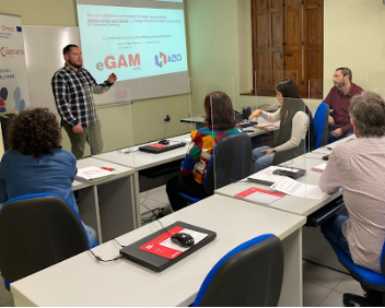 Photograph of Juan Miguel Navarro speaking on the digitalization of processes and emotional well-being at the Alcoy Chamber of Commerce