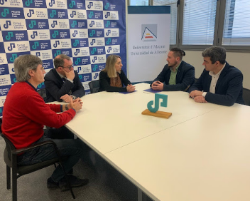 Photograph of the founders of ABD, Esteban Agüir and Juan Miguel Navarro, together with Esteban Pelayo, manager of the Alicante Science Park, María Jesús Pastor, vice-rector of Transfer, Innovation and Scientific Dissemination of the UA and José Luis Todolí, Director of the Transfer Secretariat Knowledge