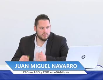 Photograph of Juan Miguel Navarro exhibiting at the session organized by Innotransfer